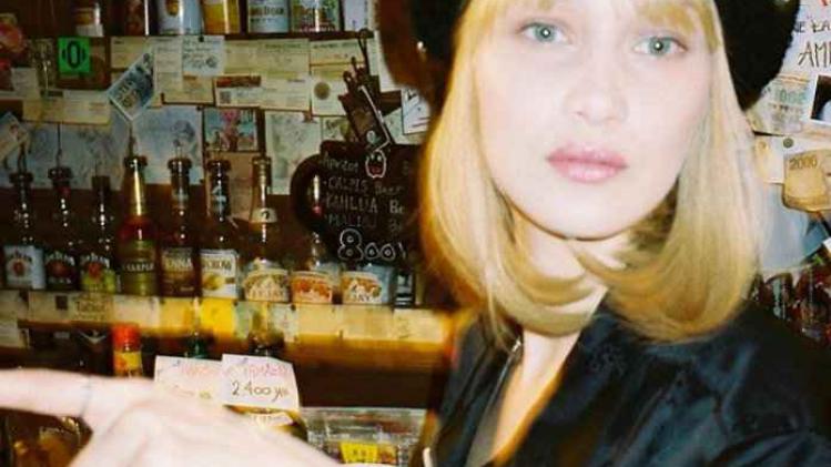 Bella Hadid krijgt veel kritiek vanwege blond alter ego